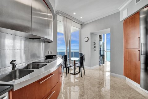 Condominio en venta en Sunny Isles Beach, Florida, 3 dormitorios, 226.22 m2 № 858328 - foto 9