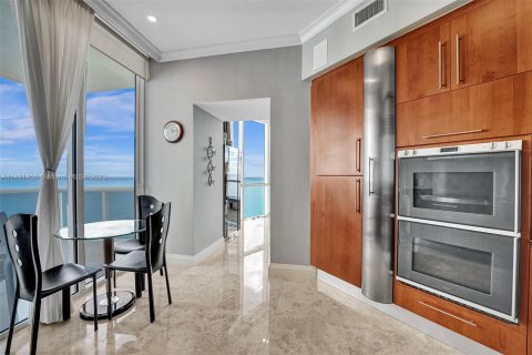 Condominio en venta en Sunny Isles Beach, Florida, 3 dormitorios, 226.22 m2 № 858328 - foto 10