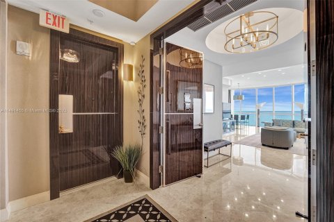 Condominio en venta en Sunny Isles Beach, Florida, 3 dormitorios, 226.22 m2 № 858328 - foto 2