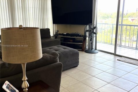 Condominio en venta en Lauderhill, Florida, 2 dormitorios, 94.39 m2 № 931865 - foto 5