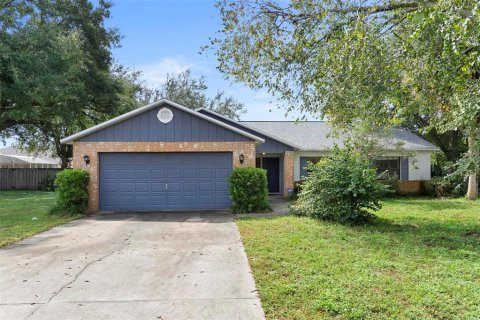 House in Leesburg, Florida 3 bedrooms, 149.39 sq.m. № 1393424 - photo 1