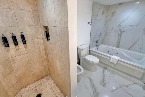 Condo in Sunny Isles Beach, Florida, 2 bedrooms  № 1310811 - photo 26