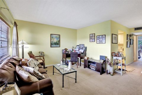 Condo in Pembroke Pines, Florida, 1 bedroom  № 969735 - photo 8
