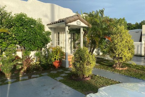 Villa ou maison à vendre à Miami, Floride: 2 chambres, 145.95 m2 № 1310490 - photo 8