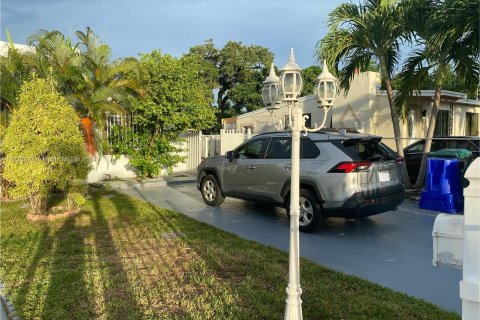 Casa en venta en Miami, Florida, 2 dormitorios, 145.95 m2 № 1310490 - foto 2