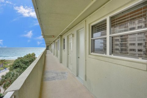 Condo in Lauderdale-by-the-Sea, Florida, 1 bedroom  № 976787 - photo 18