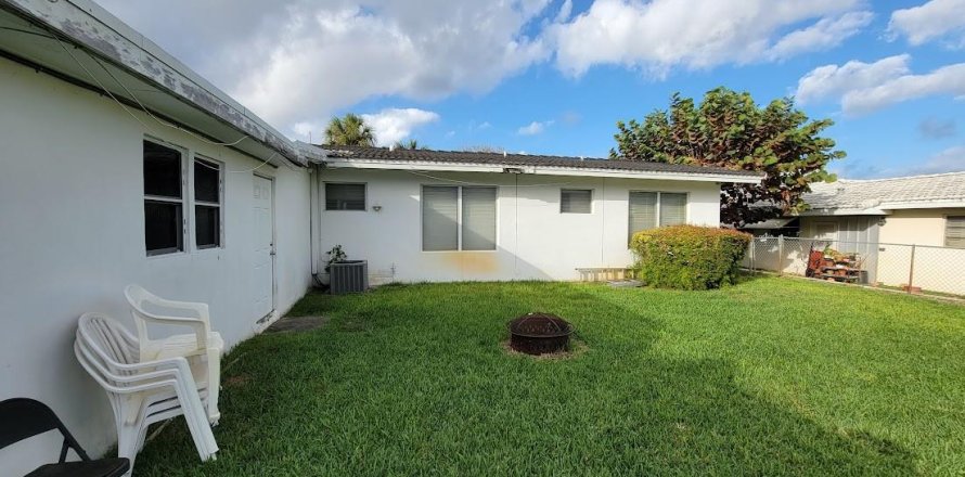 House in Hollywood, Florida 4 bedrooms, 311.22 sq.m. № 976788