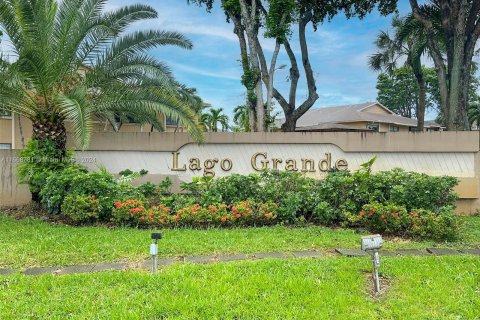 Adosado en venta en Hialeah, Florida, 3 dormitorios, 145.58 m2 № 1389635 - foto 1