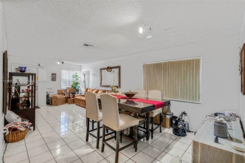 Touwnhouse à vendre à Hialeah, Floride: 3 chambres, 145.58 m2 № 1389635 - photo 7