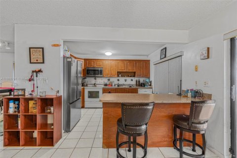 Touwnhouse à vendre à Hialeah, Floride: 3 chambres, 145.58 m2 № 1389635 - photo 9