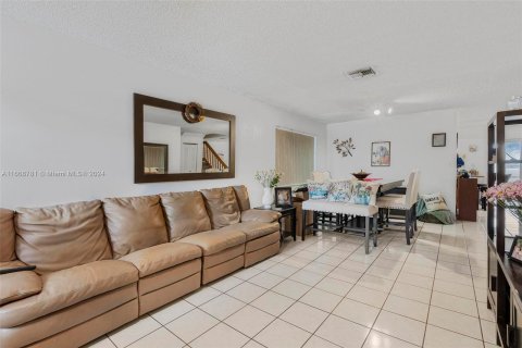 Adosado en venta en Hialeah, Florida, 3 dormitorios, 145.58 m2 № 1389635 - foto 5