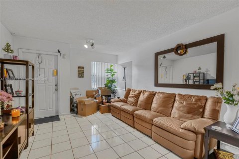 Touwnhouse à vendre à Hialeah, Floride: 3 chambres, 145.58 m2 № 1389635 - photo 6