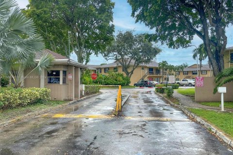 Adosado en venta en Hialeah, Florida, 3 dormitorios, 145.58 m2 № 1389635 - foto 2