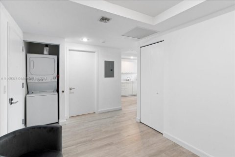 Condo in Miami, Florida, 1 bedroom  № 1389568 - photo 25