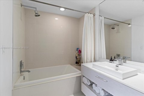 Condo in Miami, Florida, 1 bedroom  № 1389568 - photo 20