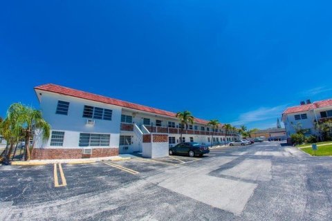 Condo in Dania Beach, Florida, 1 bedroom  № 1005281 - photo 1