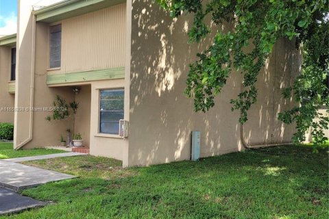 Townhouse in Pembroke Pines, Florida 3 bedrooms, 136.75 sq.m. № 1368657 - photo 1