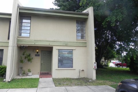 Townhouse in Pembroke Pines, Florida 3 bedrooms, 136.75 sq.m. № 1368657 - photo 2