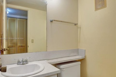 Condo in Deerfield Beach, Florida, 1 bedroom  № 1235497 - photo 12