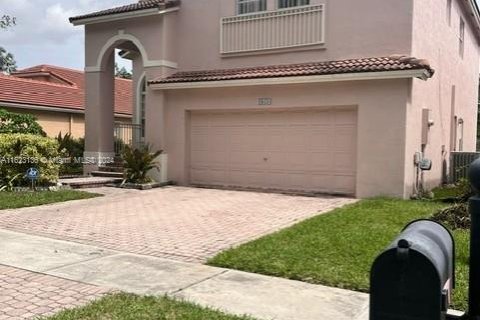 House in Pembroke Pines, Florida 4 bedrooms, 240.34 sq.m. № 1269904 - photo 2