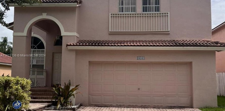 House in Pembroke Pines, Florida 4 bedrooms, 240.34 sq.m. № 1269904