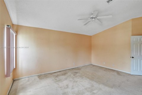 House in Pembroke Pines, Florida 4 bedrooms, 240.34 sq.m. № 1269904 - photo 23