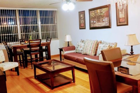 Condo in Miami, Florida, 1 bedroom  № 1369049 - photo 7