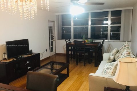 Condo in Miami, Florida, 1 bedroom  № 1369049 - photo 6