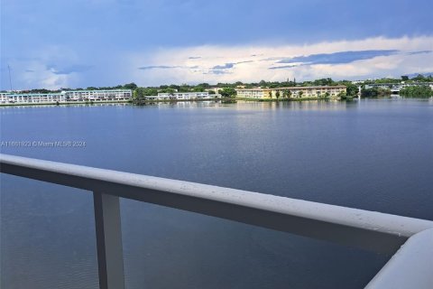 Condo in Miami, Florida, 1 bedroom  № 1369049 - photo 4