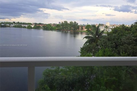 Condo in Miami, Florida, 1 bedroom  № 1369049 - photo 3