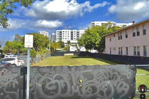 Купить коммерческую недвижимость в Майами, Флорида № 956446 - фото 1