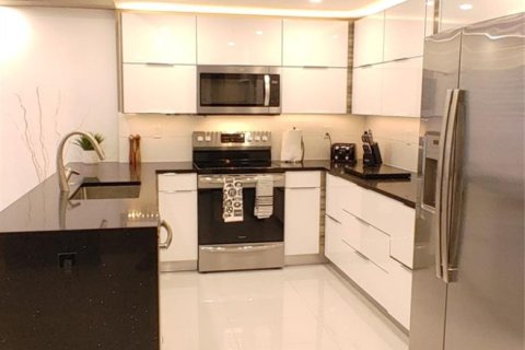 Condo in Sunny Isles Beach, Florida, 1 bedroom  № 938900 - photo 16