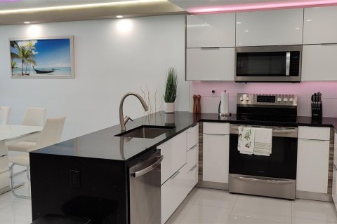 Condo in Sunny Isles Beach, Florida, 1 bedroom  № 938900 - photo 17