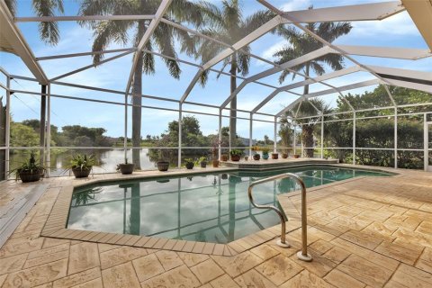 House in Punta Gorda, Florida 4 bedrooms, 247.86 sq.m. № 1244710 - photo 4