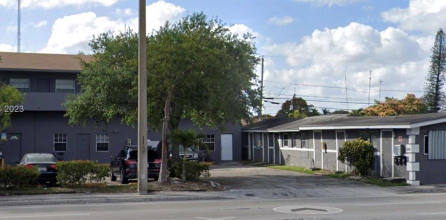 Commercial property in West Park, Florida 678.19 sq.m. № 588722
