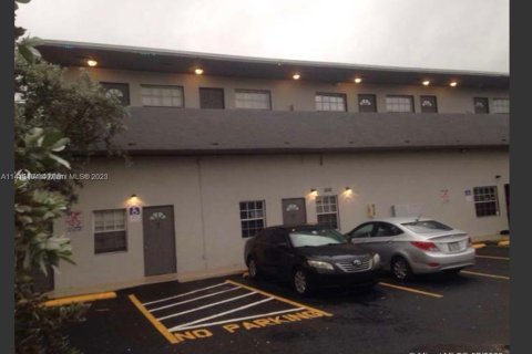 Commercial property in West Park, Florida 678.19 sq.m. № 588722 - photo 4