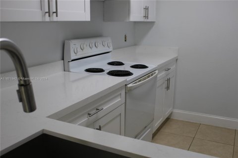 Condo in Pembroke Pines, Florida, 2 bedrooms  № 1393610 - photo 1