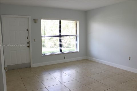 Condo in Pembroke Pines, Florida, 2 bedrooms  № 1393610 - photo 4