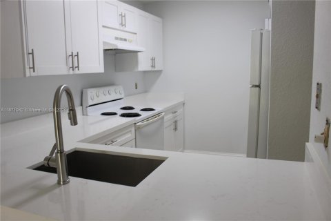 Condo in Pembroke Pines, Florida, 2 bedrooms  № 1393610 - photo 3