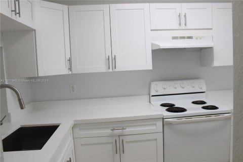 Condo in Pembroke Pines, Florida, 2 bedrooms  № 1393610 - photo 10