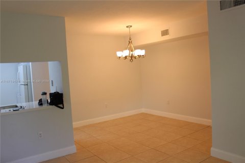 Condo in Pembroke Pines, Florida, 2 bedrooms  № 1393610 - photo 14