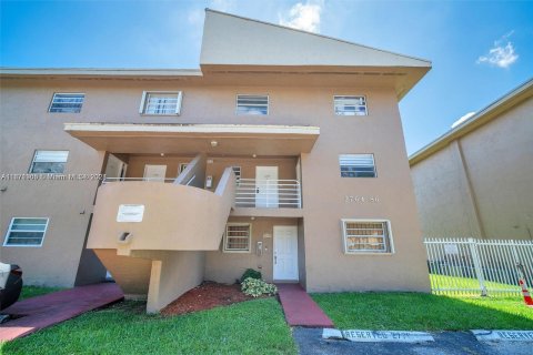 Condo in Hialeah, Florida, 2 bedrooms  № 1393572 - photo 1