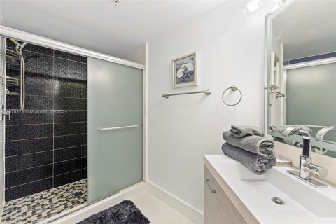 Condo in Sunny Isles Beach, Florida, 2 bedrooms  № 1145688 - photo 16