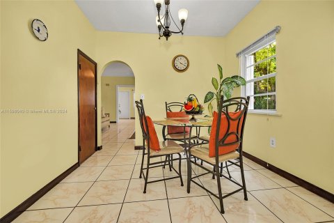 House in Miami, Florida 4 bedrooms, 252.69 sq.m. № 1206902 - photo 16