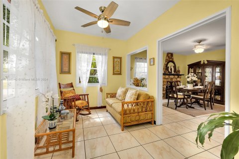 House in Miami, Florida 4 bedrooms, 252.69 sq.m. № 1206902 - photo 6