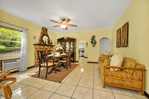 House in Miami, Florida 4 bedrooms, 252.69 sq.m. № 1206902 - photo 9