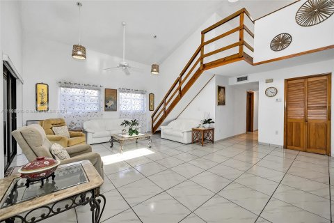 House in Miami, Florida 4 bedrooms, 252.69 sq.m. № 1206902 - photo 24