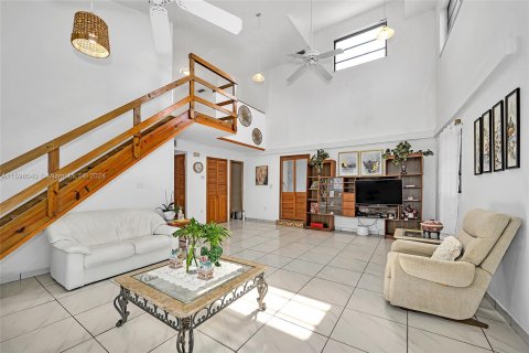 House in Miami, Florida 4 bedrooms, 252.69 sq.m. № 1206902 - photo 23