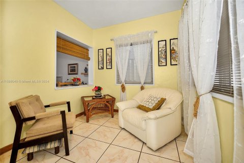 House in Miami, Florida 4 bedrooms, 252.69 sq.m. № 1206902 - photo 8