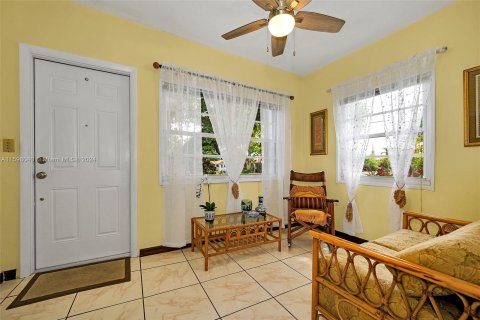 House in Miami, Florida 4 bedrooms, 252.69 sq.m. № 1206902 - photo 7